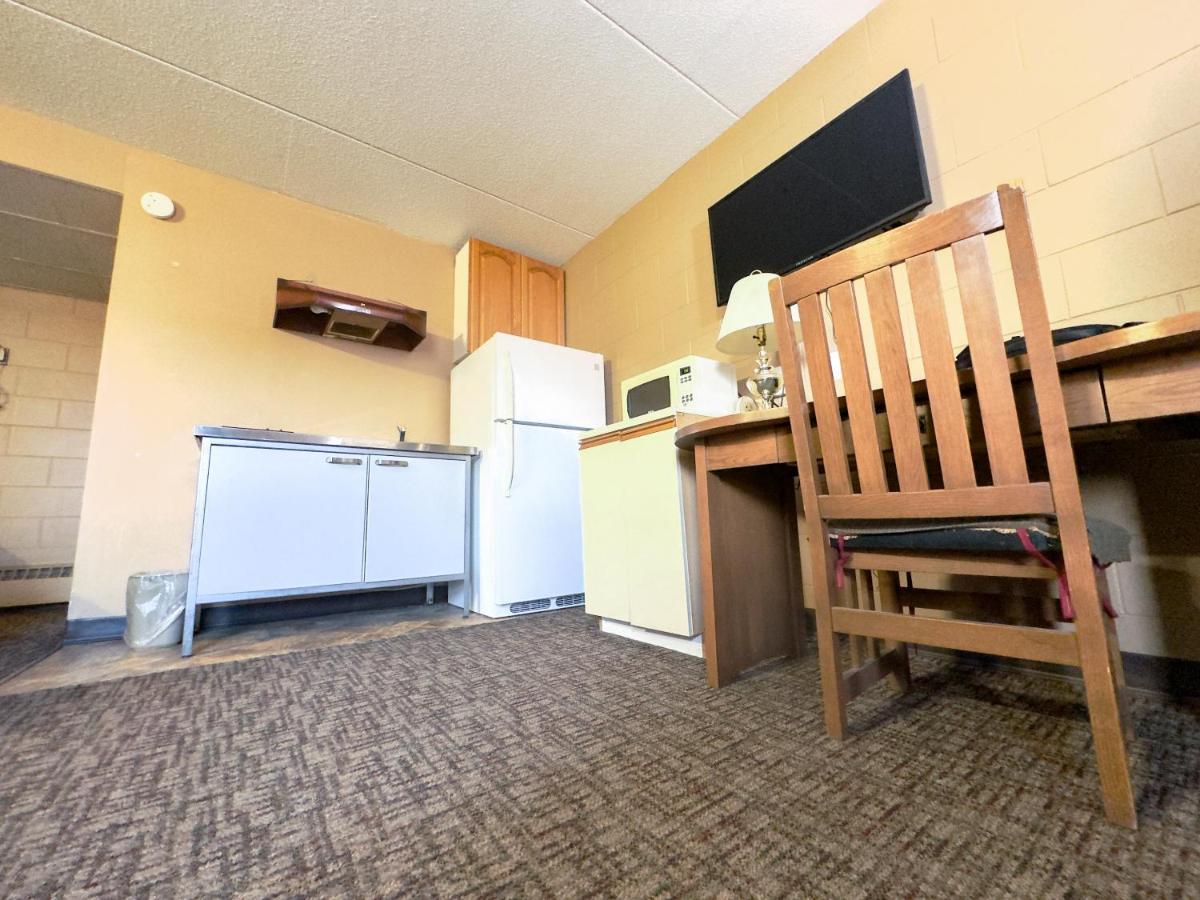Capone'S Hideaway Motel Moose Jaw Exterior foto