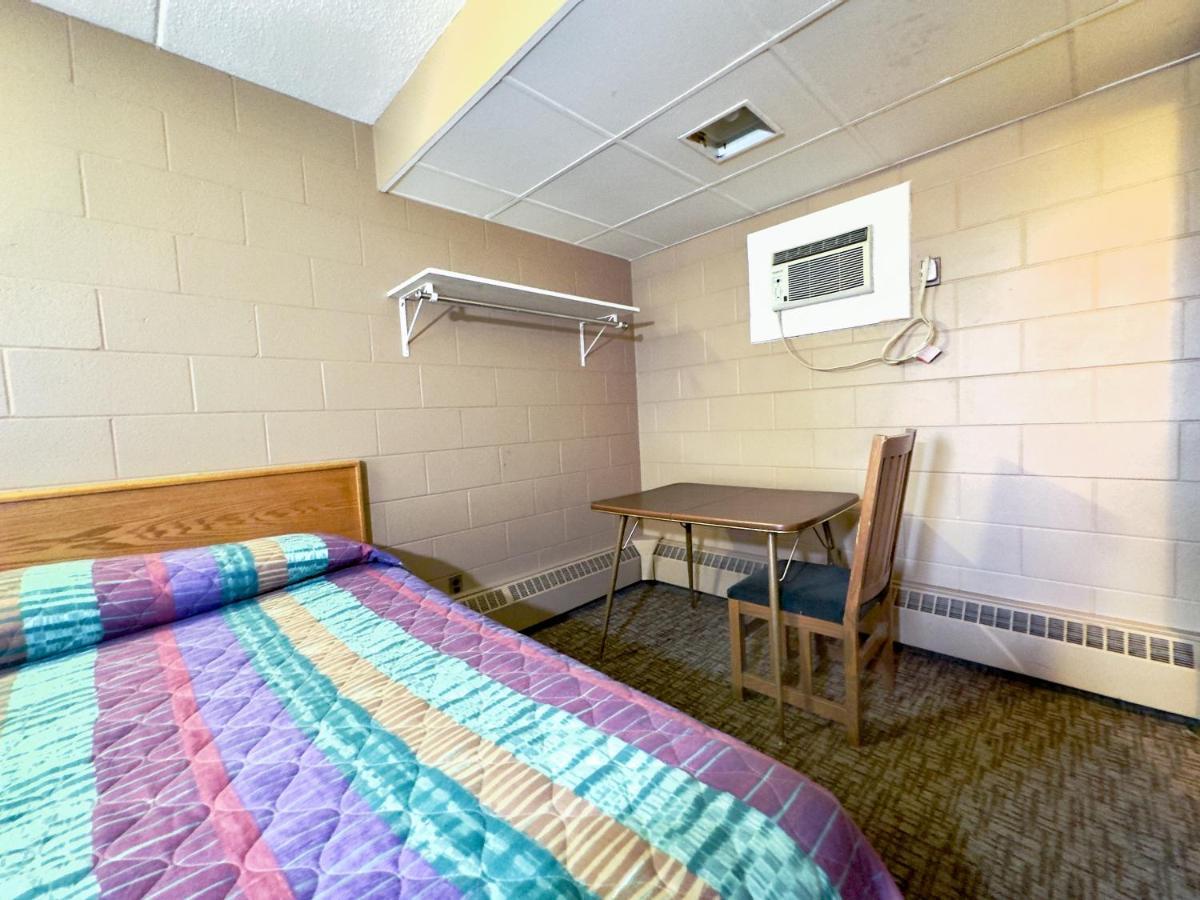 Capone'S Hideaway Motel Moose Jaw Exterior foto